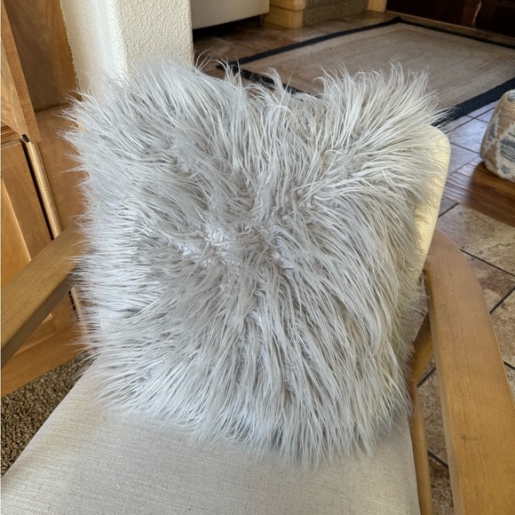 Decorative Faux Fur Throw‎ pillow - Picture 2 of 3